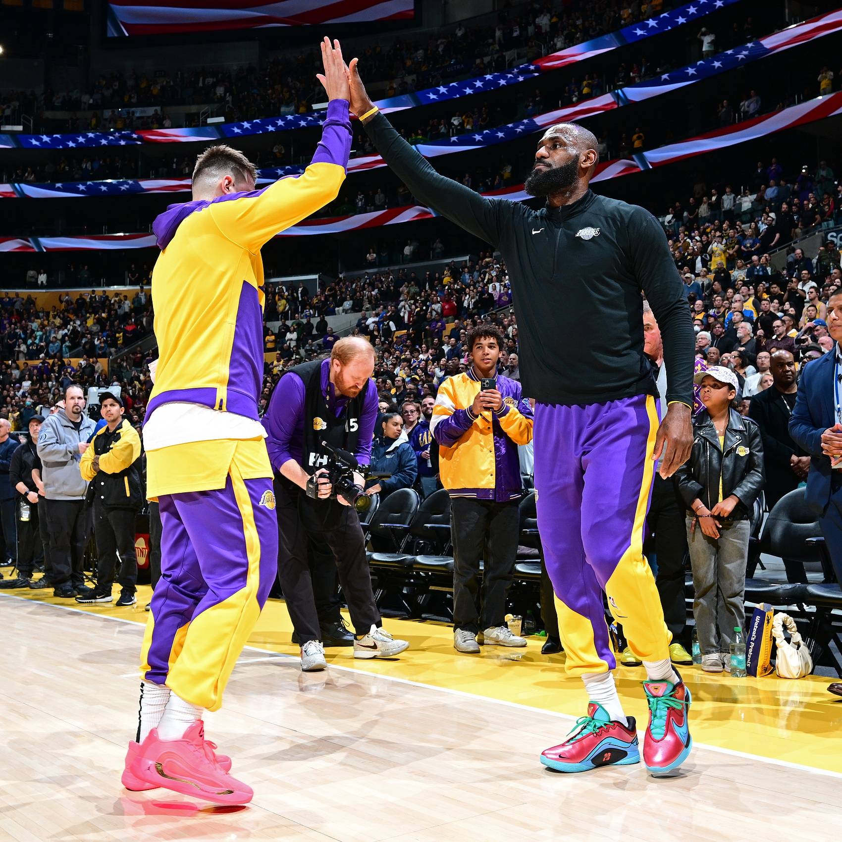 西亚卡姆官方宣布表现优异新规，湖人引发争议！赛场气氛高涨的简单介绍-九游平台