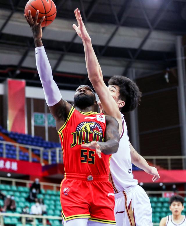 法甲赛程吃紧；广东宏远关键时刻队长鼓劲；目标明确；轮换策略成焦点的简单介绍