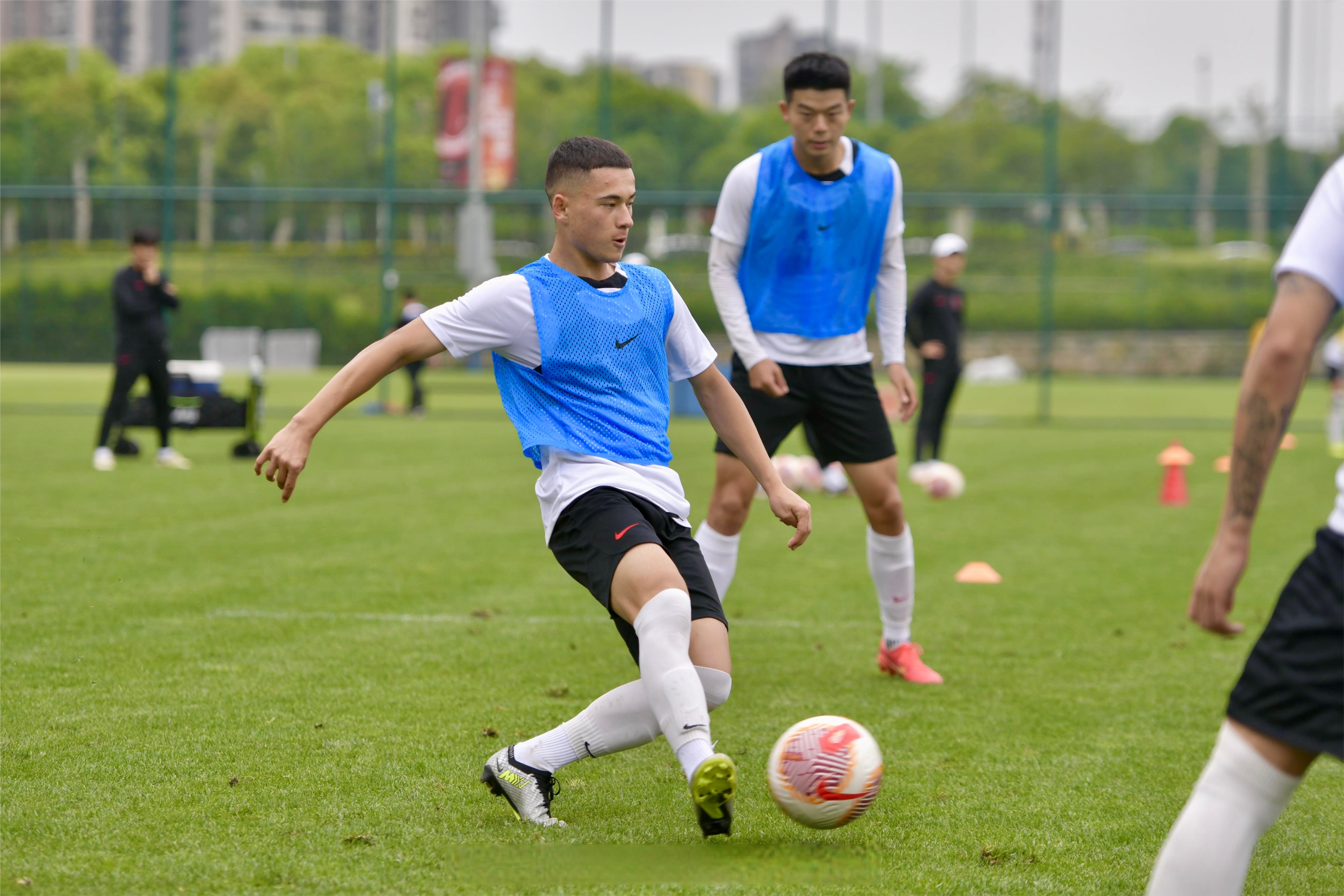 清晨体能课后，成都蓉城官宣签约备战足总杯，引发热议，训练强度明显提升的简单介绍-九游娱乐